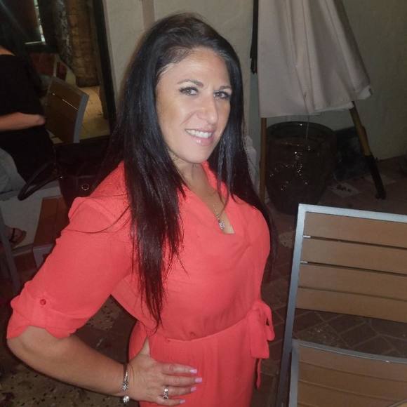 Profile Picture of Tracy Hornback (@trasells) on Poshmark