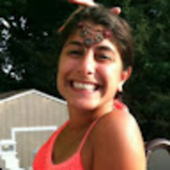 Profile Picture of Christina Armetta (@c_armetta) on Poshmark
