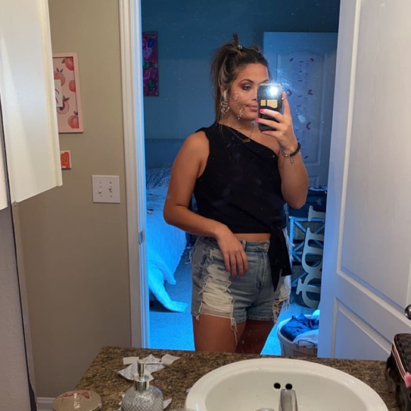 Profile Picture of Peyton Lawrence (@peytonlawrence) on Poshmark