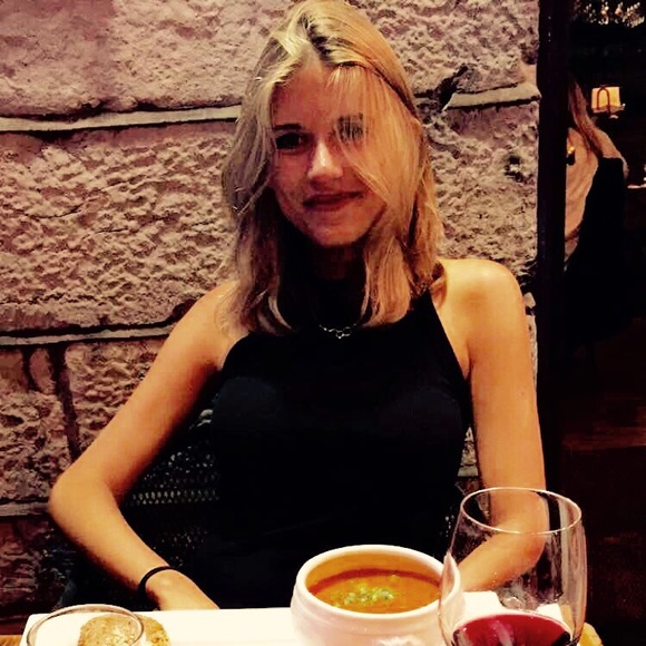 Profile Picture of Helen Lesser (@he11ybe11y) on Poshmark