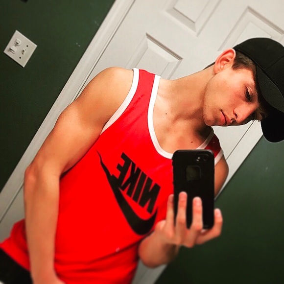 Profile Picture of Eric David (@edaviddd) on Poshmark