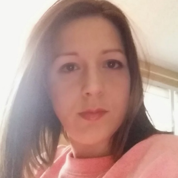 Profile Picture of Amber Newcombe (@ambernewcombe) on Poshmark