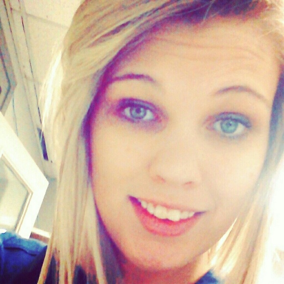 Profile Picture of Hollyanne Greeson (@hollyberry1313) on Poshmark