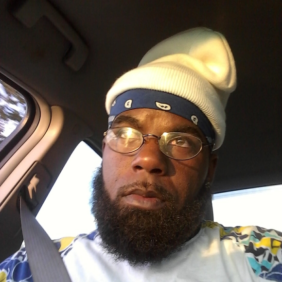 Profile Picture of Ron Leftdwrige (@rleftdwrige1988) on Poshmark