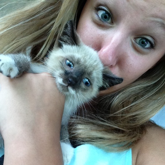 Profile Picture of Paige Henkle (@paigenicole15) on Poshmark