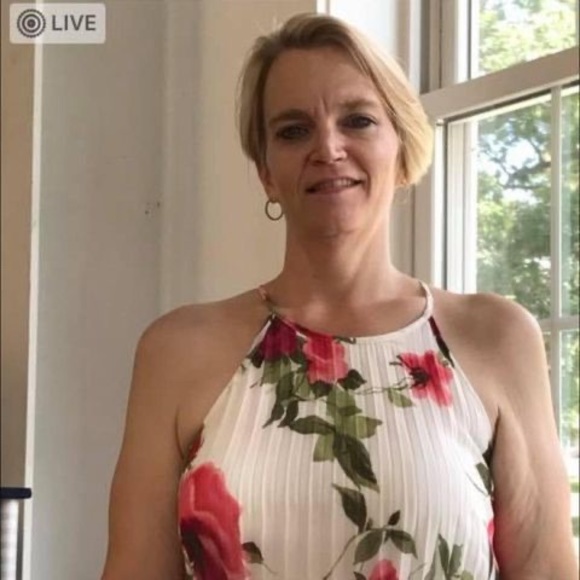 Profile Picture of Linda Cornnell (@lclovesgc) on Poshmark