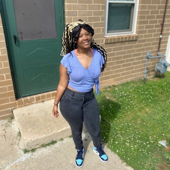 Profile Picture of Tia Gray (@forevertia) on Poshmark