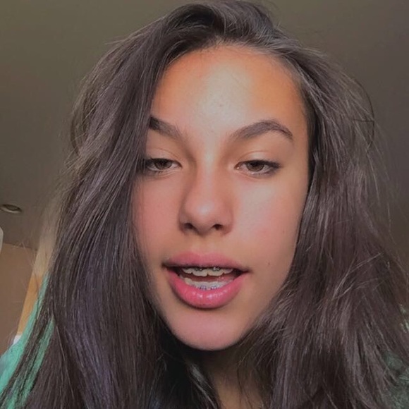 Profile Picture of Jenna Jachowicz (@jenna_jachowicz) on Poshmark