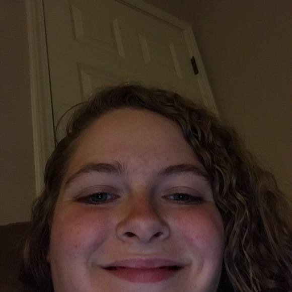Profile Picture of Maddie Manint (@maddiemanint) on Poshmark