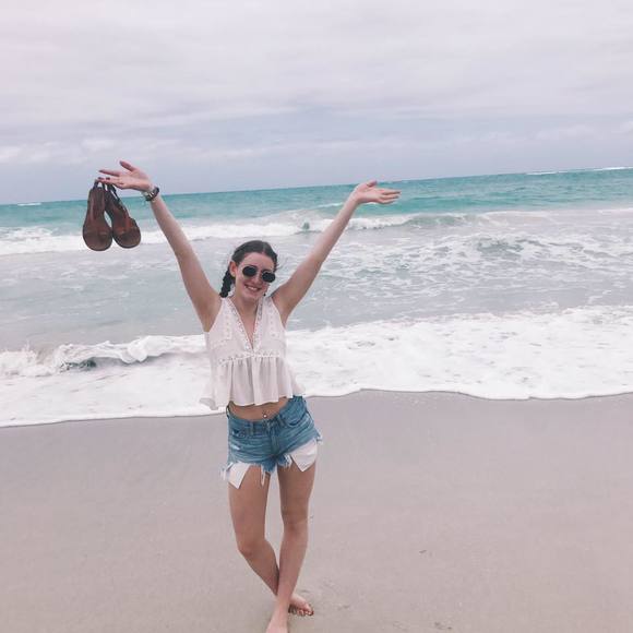 Profile Picture of Taylor Hooey (@taylorhooey) on Poshmark