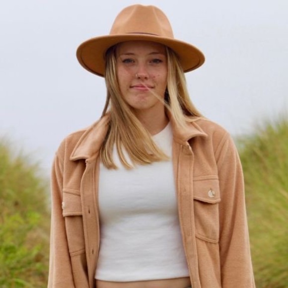 Profile Picture of Hannah Geerts (@hrgeerts130) on Poshmark