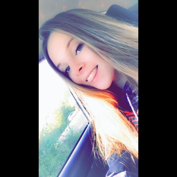 Profile Picture of Alexia Scott (@alexiiascott) on Poshmark