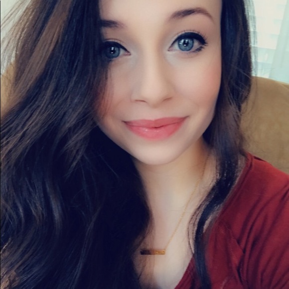 Profile Picture of Abbi Iiams (@abbi_iiams) on Poshmark