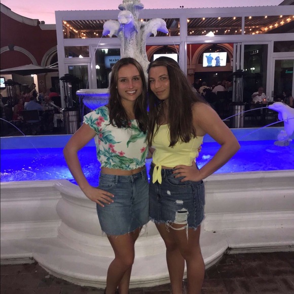 Profile Picture of Alexa Murray (@alexamurr) on Poshmark