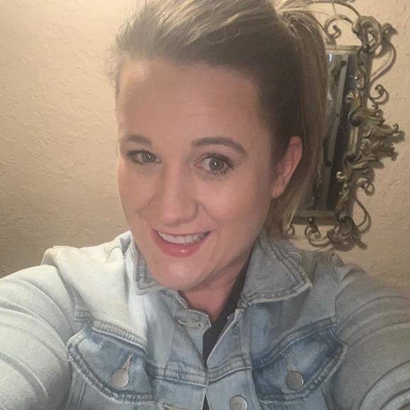 Profile Picture of Amanda Humble (@mandyhumble) on Poshmark