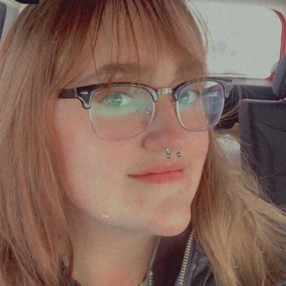 Profile Picture of Rae Shuck (@raeshuck) on Poshmark