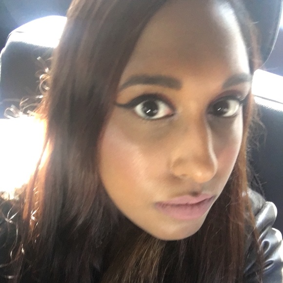 Profile Picture of Farrah Bacchus (@fbacchus) on Poshmark