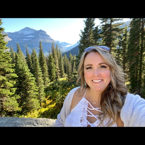 Profile Picture of Amy Kohnke (@iwander) on Poshmark