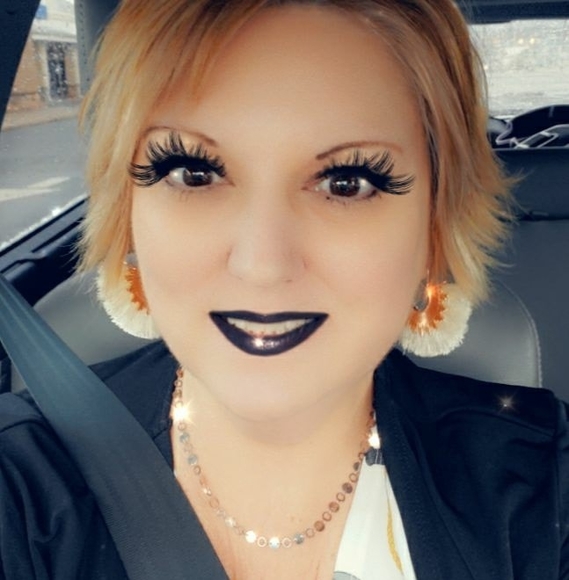 Profile Picture of Denise Gusbar (@deeseadog) on Poshmark