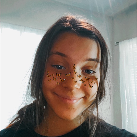 Profile Picture of Leah Osowsky (@leahosowsky) on Poshmark