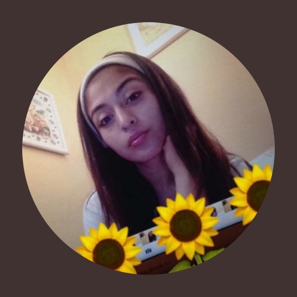 Profile Picture of Elizabeth Galicia (@lizzaiko95) on Poshmark