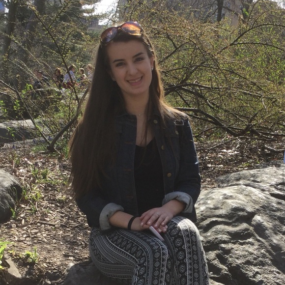 Profile Picture of Alexa Koch (@alexarae99) on Poshmark