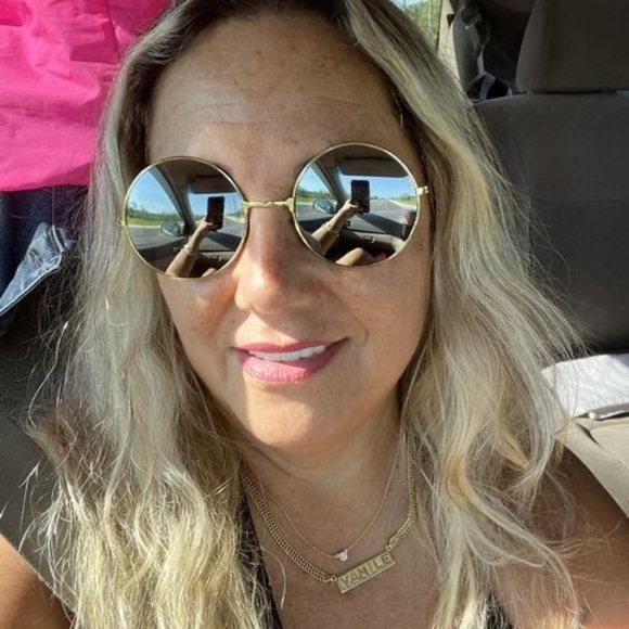 Profile Picture of Yamile Aillon (@aillonyamile) on Poshmark