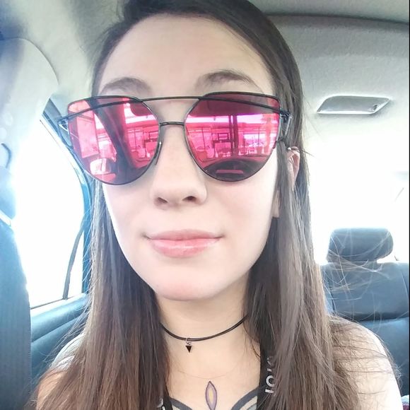 Profile Picture of Sarah Vanleeuwen (@sarahv777) on Poshmark