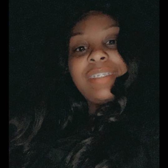 Profile Picture of Arrianna Brewer (@askibrewer) on Poshmark