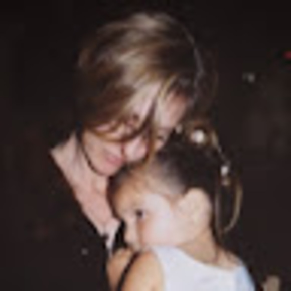 Profile Picture of April Deshong (@aprildeshong) on Poshmark