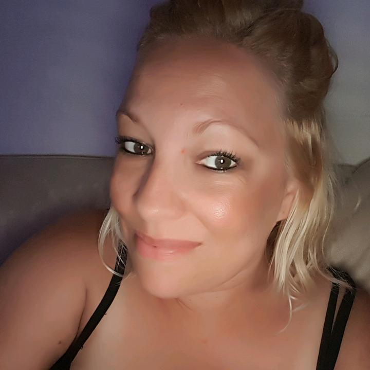 Profile Picture of Danielle (@danielledestombes) on Tiktok