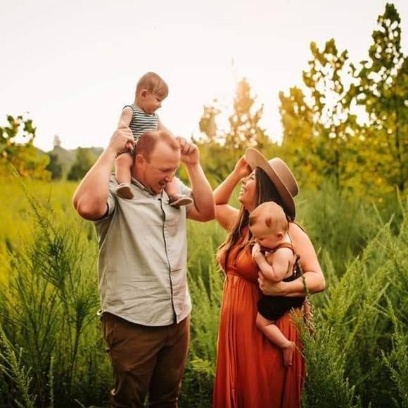 Profile Picture of Thomas Rose (@tomrose2387) on Poshmark