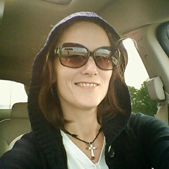 Profile Picture of Amanda Agee (@mandamae33) on Poshmark