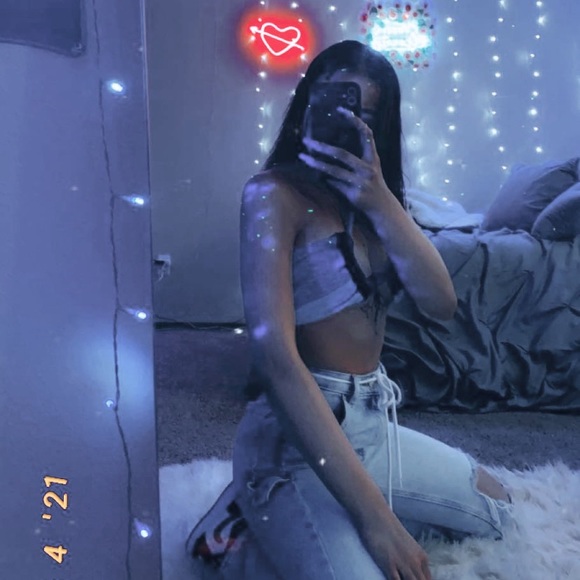 Profile Picture of Alysin Fischer (@alysinn) on Poshmark