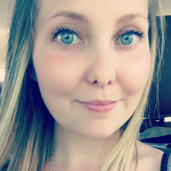 Profile Picture of Julia Gilliard (@juliagilliard) on Poshmark