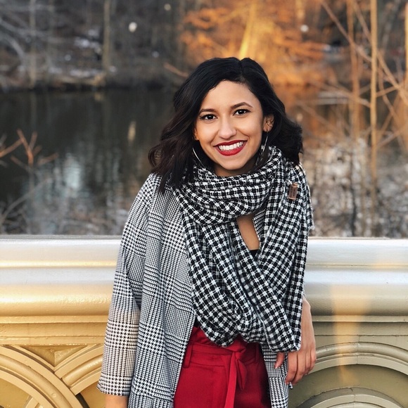 Profile Picture of Stefanie Rodriguez (@_stefaniekelly) on Poshmark