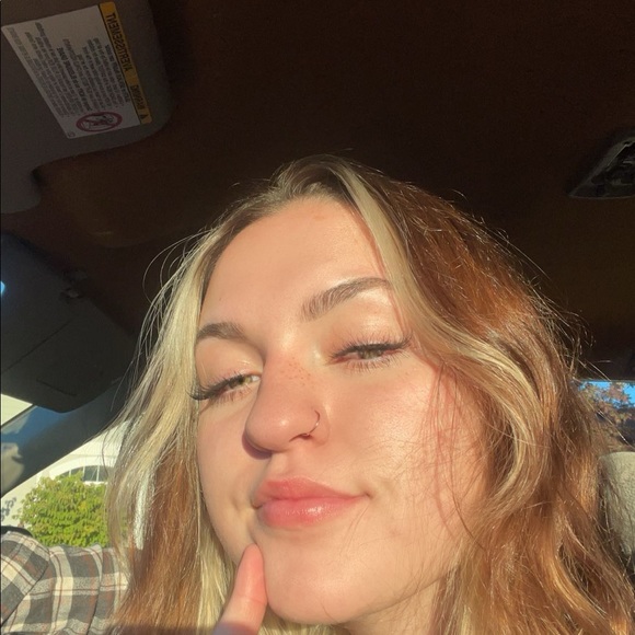 Profile Picture of Pamela Alvarez (@pamela_alvarezz) on Poshmark