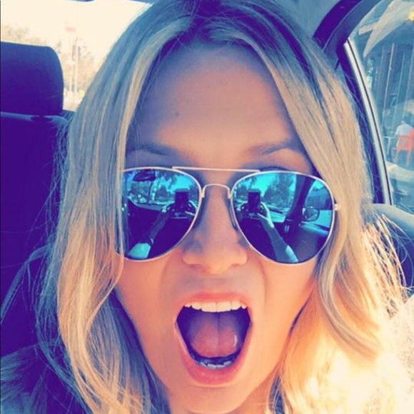 Profile Picture of Louise Scott (@loulabellescott) on Poshmark