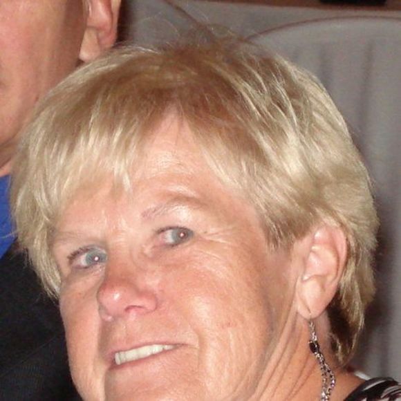 Profile Picture of Elizabeth Lipowy (@elizabethlipowy) on Poshmark