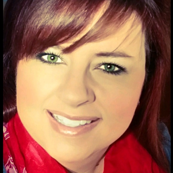 Profile Picture of Lois Russell (@lrussell74) on Poshmark