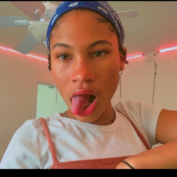 Profile Picture of Ariel Glover (@arielglover_04) on Poshmark