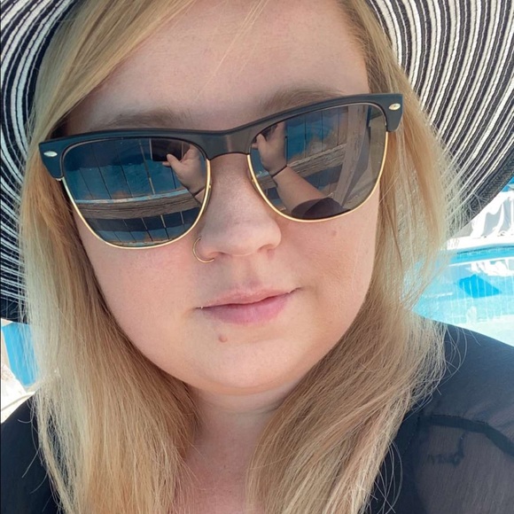 Profile Picture of Sheena Roach (@sheena_roach) on Poshmark