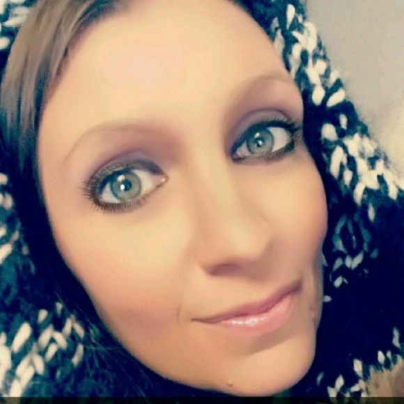 Profile Picture of Ryann Crawford (@suggabean) on Poshmark