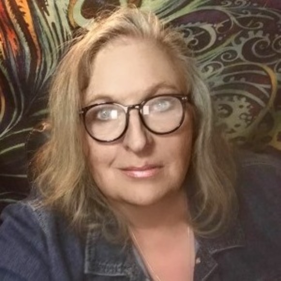 Profile Picture of Dawn Fernandes (@dawnfernandes) on Poshmark