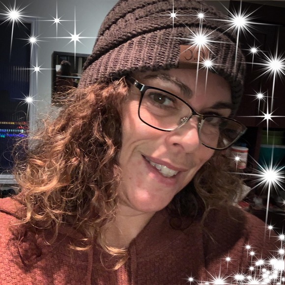 Profile Picture of Lori Culliton (@lightbulb73) on Poshmark