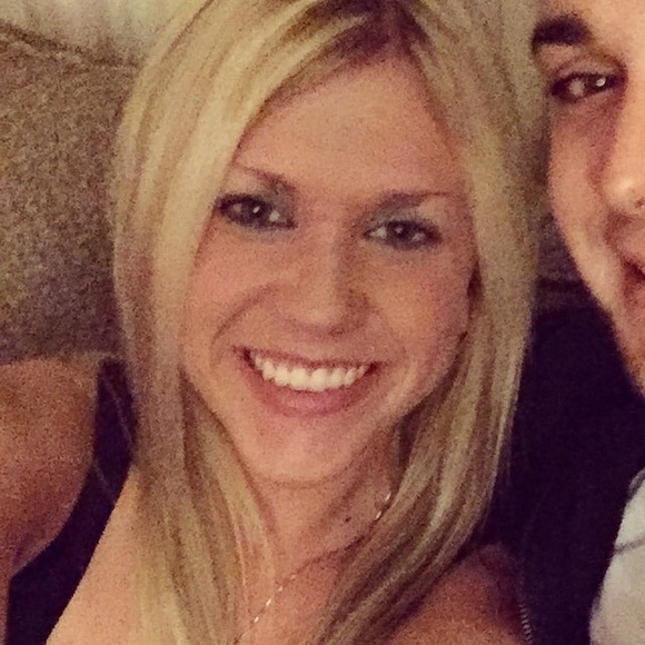 Profile Picture of Carrie Morawski (@carrie061728) on Poshmark