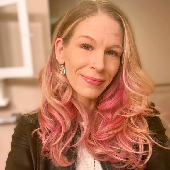 Profile Picture of Sarah Metroka (@sarahmetroka) on Poshmark