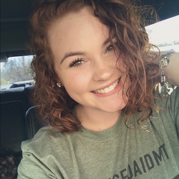 Profile Picture of Kelsye Azbell (@kelsyeazbell) on Poshmark