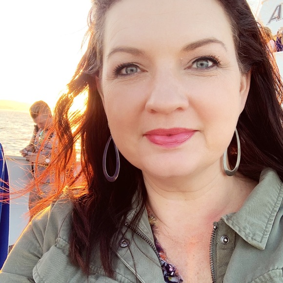 Profile Picture of Kelli Matthews (@kelli_matthews) on Poshmark