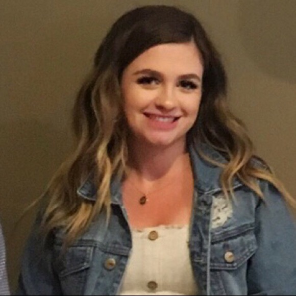 Profile Picture of Chloe Conrad (@chloe_conrad) on Poshmark